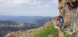 Un couple faisant une randonnée dans les Pyrénées Espagnoles