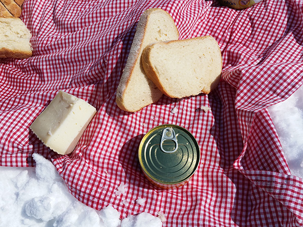 Nappe de pique nique sur la neige, avec le casse croute dessus