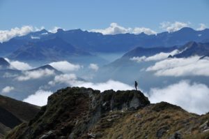 Une personne sur la crête d'une montagne, la chaine des Pyrénées en fond