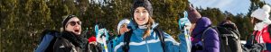 Un groupe de fille faisant une randonnée raquette à neige